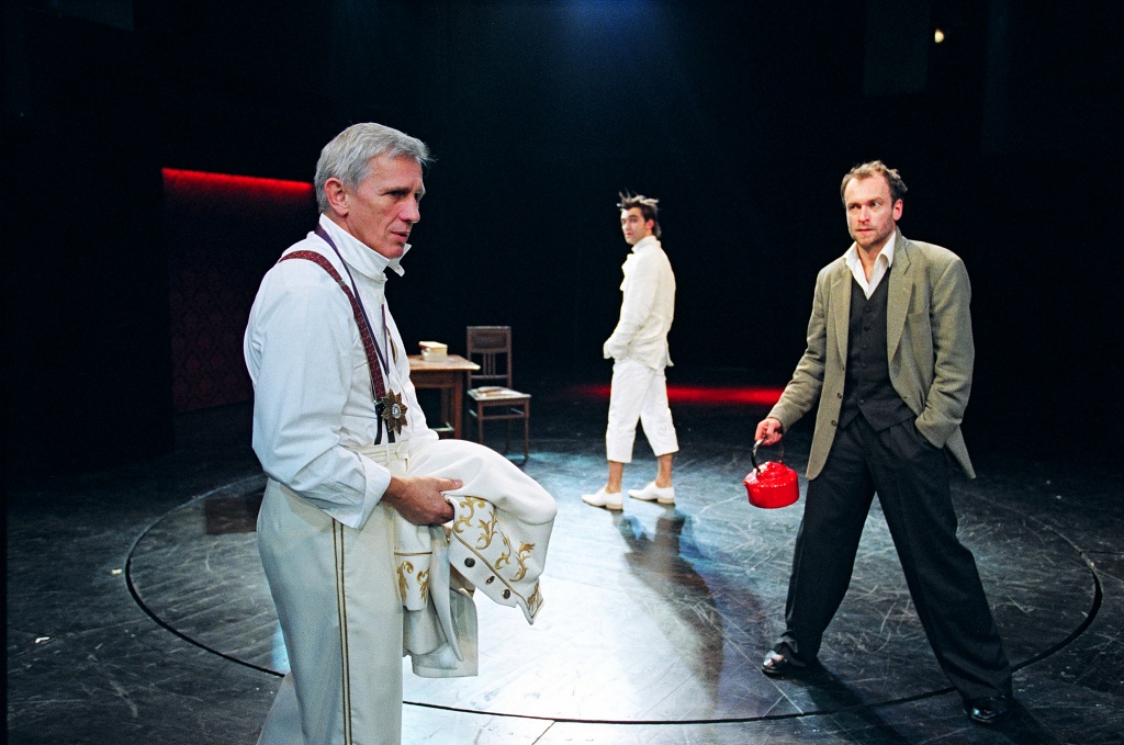 Jan Englert (Witold III), Marcin Przybylski (Witold I), Mariusz Bonaszewski (Witold II) w „Błądzeniu” wg Witolda Gombrowicza w reż. Jerzego Jarockiego. Prapremiera w Teatrze Narodowym 29 maja 2004. Fot. Stefan Okołowicz