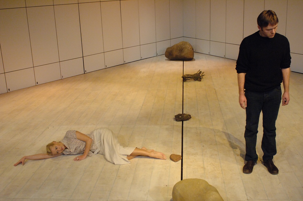 Małgorzata Kożuchowska (Lena), Oskar Hamerski (Witold) w „Kosmosie” Witolda Gombrowicza w reż. Jerzego Jarockiego. Premiera w Teatrze Narodowym 16 października 2005. Fot. Stefan Okołowicz