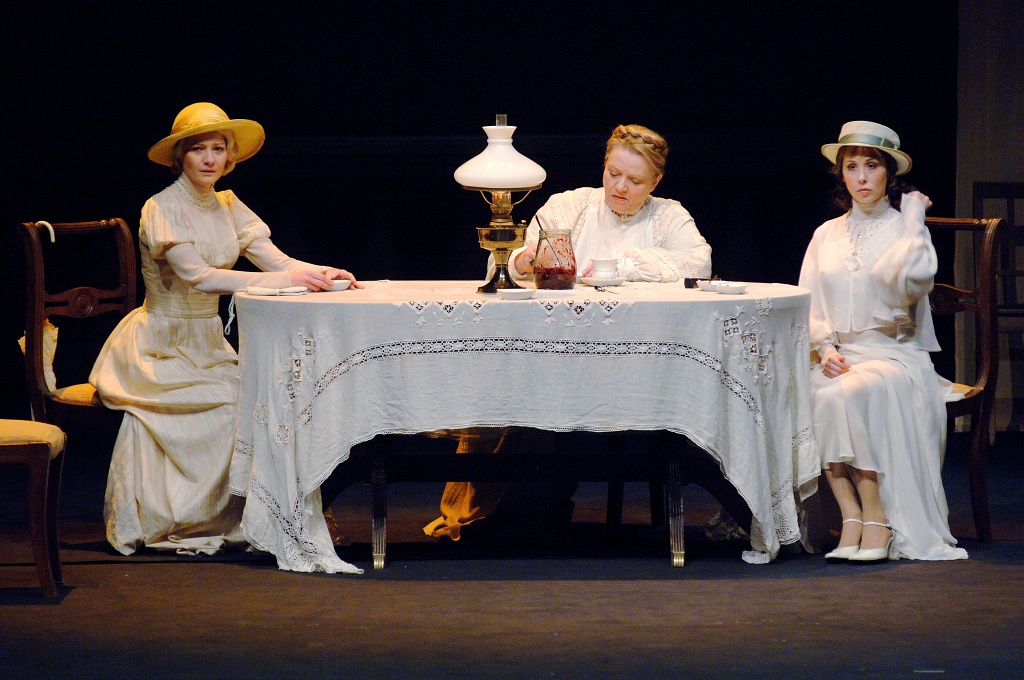 Małgorzata Kożuchowska (Tatiana Jakowlewa Borodina), Anna Seniuk (Matriona Wasiljewna Czelcowa), Jolanta Fraszyńska (Lily Karłowna Swietłowa) w „Miłości na Krymie” Sławomira Mrożka w reż. Jerzego Jarockiego. Premiera w Teatrze Narodowym 17 stycznia 2007. 