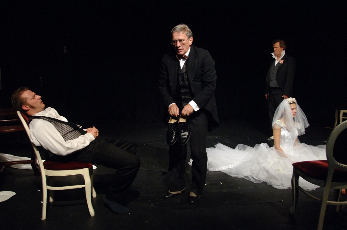 Grzegorz Małecki (Edek), Jan Englert (Eugeniusz), Jan Frycz (Stomil), Kamilla Baar (Ala) w „Tangu” Sławomira Mrożka w reż. Jerzego Jarockiego. Premiera w Teatrze Narodowym 29 października 2009. Fot. Stefan Okołowicz