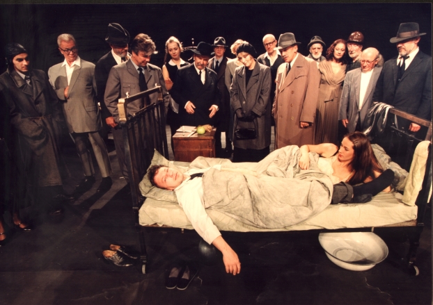 Scena zbiorowa w „Kartotece” Tadeusza Różewicza w reżyserii Kazimierza Kutza. Premiera w Teatrze Narodowym 29 maja 1999. Fot. Stefan Okołowicz
