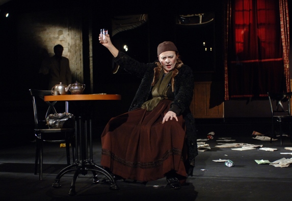 Anna Chodakowska (Stara Kobieta) w „Stara kobieta wysiaduje” Tadeusza Różewicza w reżyserii Stanisława Różewicza. Premiera w Teatrze Narodowym 30 marca 2007. Fot. Stefan Okołowicz