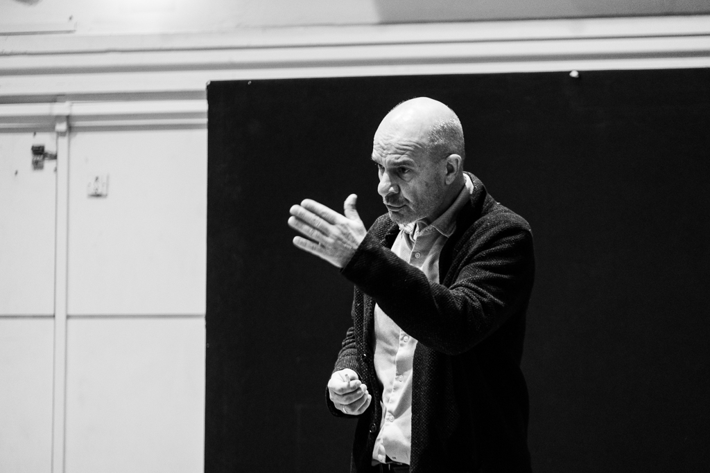 Piotr Cieplak podczas próby CZEKAJĄC NA GODOTA Samuela Becketta. Fot. Marta Ankiersztejn