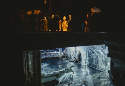 FAUST Goethego w reż. Wojciecha Farugi zza kulis: scena zbiorowa. Fot. Marta Ankiersztejn