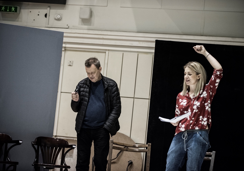Próby JAK BYĆ KOCHANĄ: Jan Frycz, Lena Frankiewicz (reżyserka). Fot. Magda Hueckel