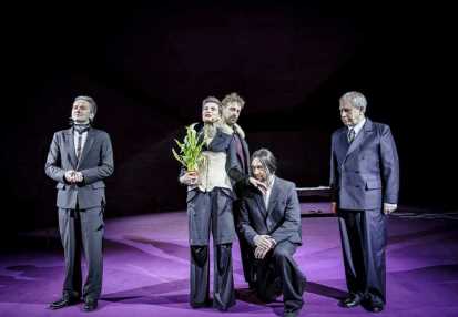 Przemysław Stippa (Wilhelm Cecil), Danuta Stenka (Elżbieta), Mateusz Rusin (Robert Dudley), Marcin Przybylski (Hrabia Aubespine), Jarosław Gajewski (Georg Talbot) w MARII STUART Friedricha Schillera w reż. Grzegorza Wiśniewskiego. Fot. Krzysztof Bieliński