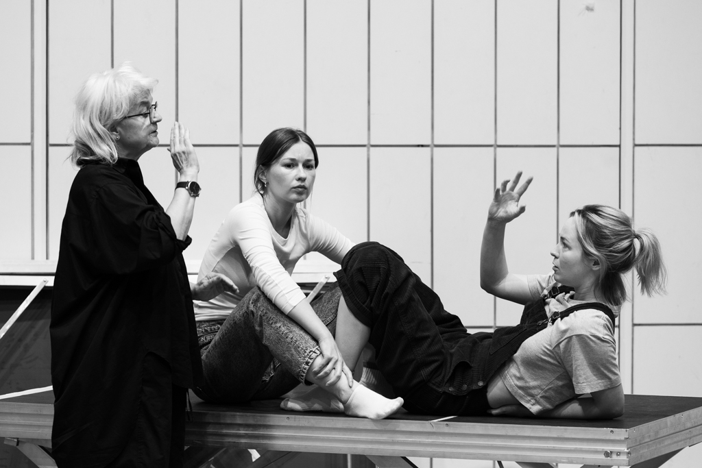MORALNOŚĆ PANI DULSKIEJ – próby: Anna Augustynowicz – reżyserka, Paulina Szostak (Hesia Dulska), Michalina Łabacz (Mela Dulska). Fot. Marta Ankiersztejn