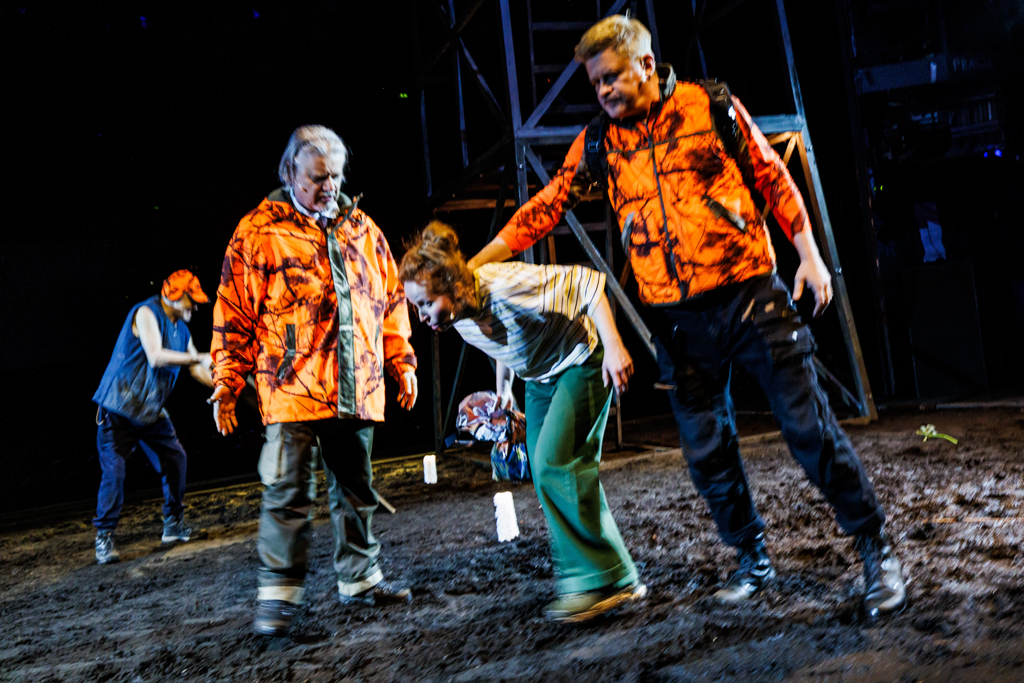 Jacek Mikołajczak (Wielka Stopa), Mirosław Konarowski (Prezes), Dominika Kluźniak (Janina Duszejko), Piotr Grabowski (Komendant). Fot. Przemysław Jendroska