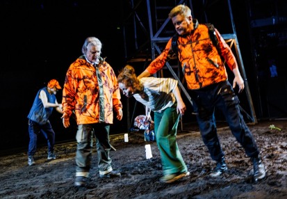 Jacek Mikołajczak (Wielka Stopa), Mirosław Konarowski (Prezes), Dominika Kluźniak (Janina Duszejko), Piotr Grabowski (Komendant) w spektaklu PROWADŹ SWÓJ PŁUG PRZEZ KOŚCI UMARŁYCH Olgi Tokarczuk w reż. Ewy Platt. Fot. Przemysław Jendroska
